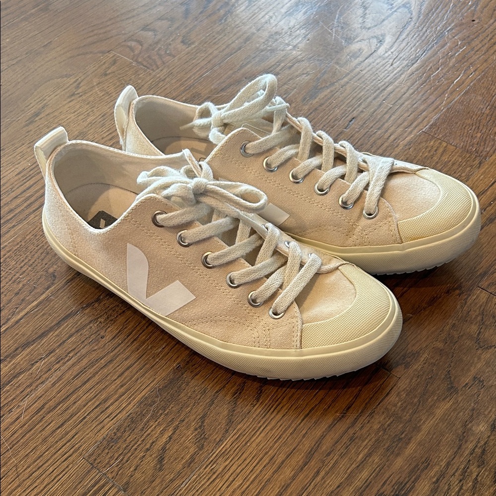 Veja Watta II Low Sneakers, size 7
